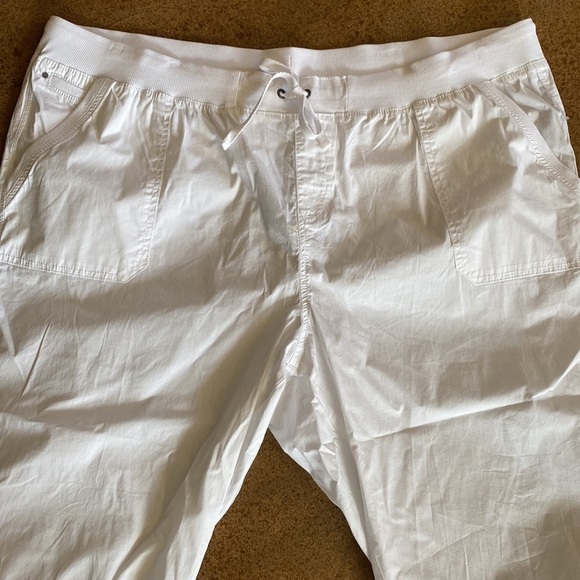 AVENUE white poplin pull on capri with drawstring waist cropped pants - Picture 4 of 8